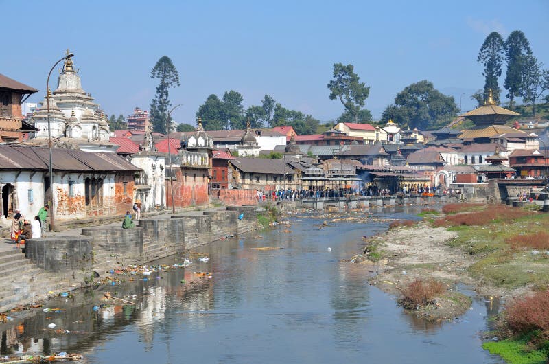 Катманду, Непал, 13-ое ноября 2012, комплекс Pashupatinath, кремация умерших на банках священного реки Bagmati стоковое фото