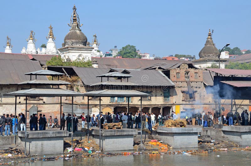 Катманду, Непал, 13-ое ноября 2012, комплекс Pashupatinath, кремация умерших на банках священного реки Bagmati стоковое фото rf