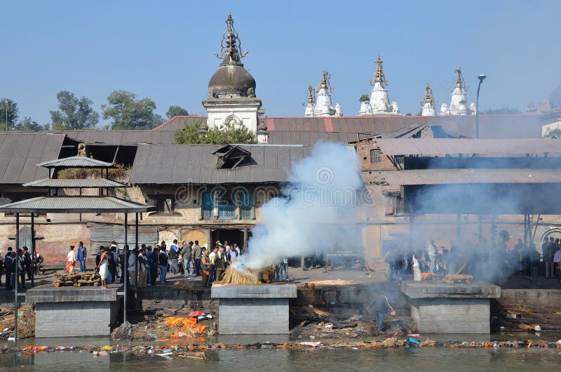 Катманду, Непал, 13-ое ноября 2012, комплекс Pashupatinath, кремация умерших на банках священного реки Bagmati стоковое изображение