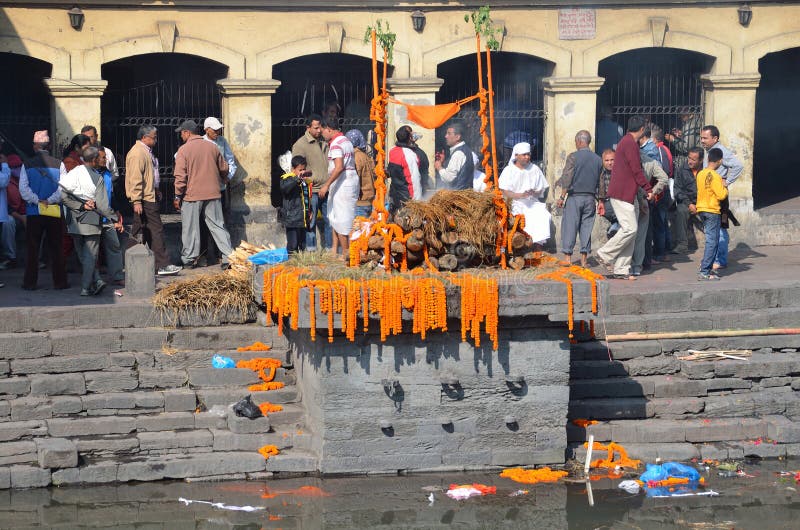 Катманду, Непал, 13-ое ноября 2012, комплекс Pashupatinath, кремация умерших на банках священного реки Bagmati стоковые фотографии rf