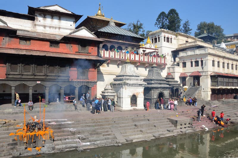 Катманду, Непал, 13-ое ноября 2012, комплекс Pashupatinath, кремация умерших на банках священного реки Bagmati стоковая фотография