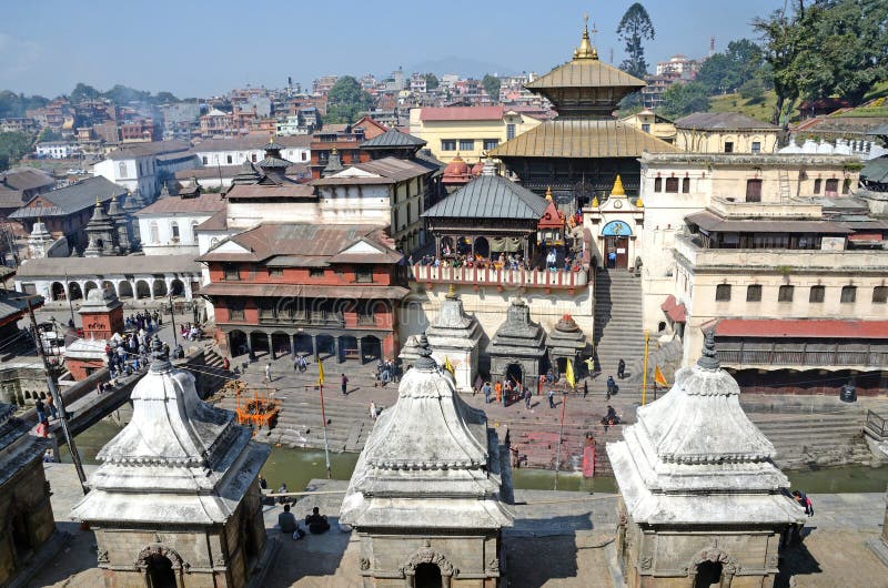 Катманду, Непал, 13-ое ноября 2012, комплекс Pashupatinath, кремация умерших на банках священного реки Bagmati стоковая фотография rf