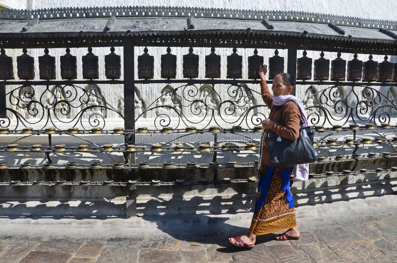 Катманду, Непал, 25-ое октября 2012, женщина делает Kora вокруг stupa Swayambhunath стоковое фото