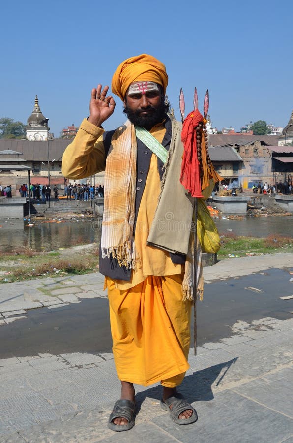 Катманду, Непал, 27-ое октября 2012, сцена непальца: бродяжничая sadhu в старом комплексе Pashupatinath стоковые изображения