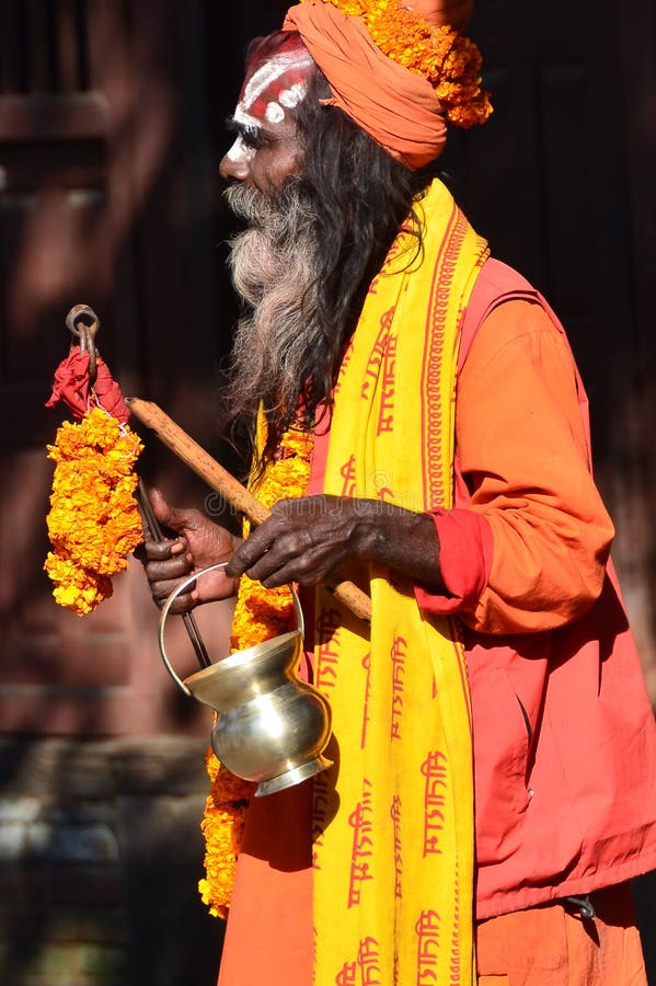 Катманду, Непал, 25-ое октября 2012, сцена непальца: бродяжничая sadhu на старом квадрате Durbar стоковые изображения rf