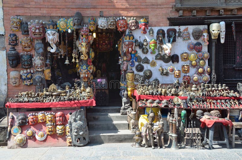 Катманду, Непал, 29-ое сентября 2013, сцена непальца: продажа souvenires в комплексе Swayambhunath буддийском стоковое изображение