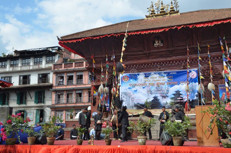 Катманду, Непал, 27-ое сентября 2013, люди идя на старое Durbar придает квадратную форму Весной 2015 квадрат частично были разруш стоковая фотография
