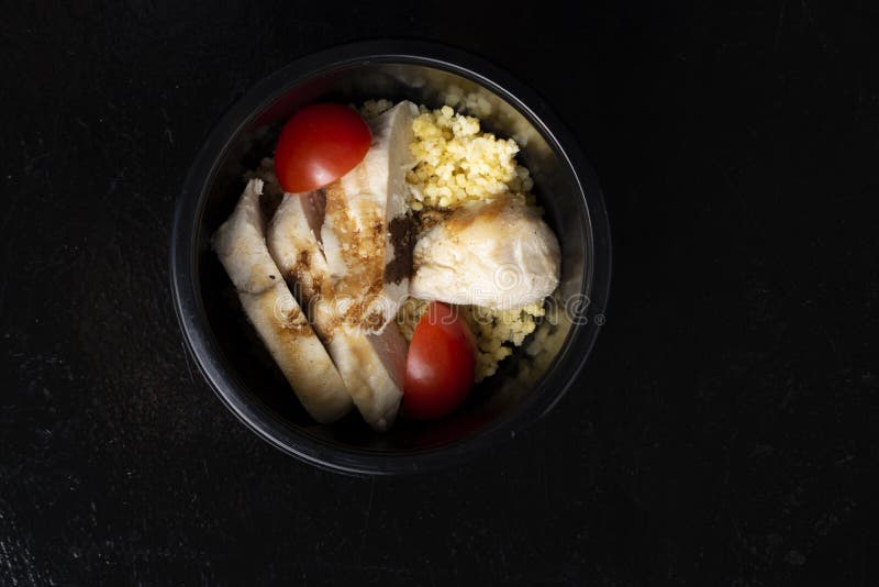 Каша ячменя и испаренное диетическое мясо, потушенные овощи в коробке для завтрака стоковые изображения rf Каша ячменя и испаренное диетическое мясо, потушенные овощи в коробке для завтрака стоковые изображения rf