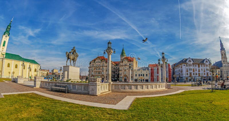 Квадрат соединения с историческим зданием, Oradea, Румынией стоковое изображение rf Квадрат соединения с историческим зданием, Oradea, Румынией стоковое изображение rf