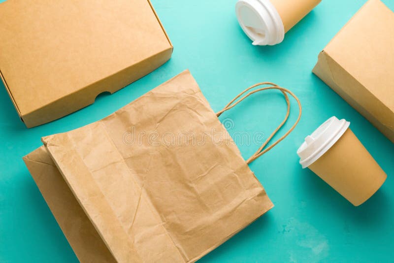 Квартира кладет recyclable типы бумаги упаковывая на голубую предпосылку, бумажный мешок, устранимое стекло, картонную коробку стоковые фотографии rf Квартира кладет recyclable типы бумаги упаковывая на голубую предпосылку, бумажный мешок, устранимое стекло, картонную коробку стоковые фотографии rf
