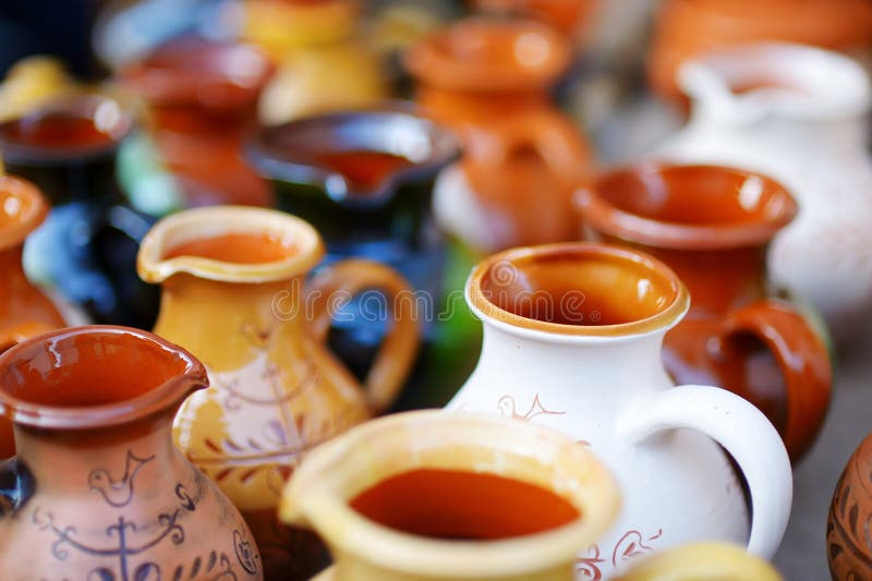 Керамические блюда, tableware и кувшины продали на рынке пасхи в Вильнюсе стоковая фотография rf Керамические блюда, tableware и кувшины продали на рынке пасхи в Вильнюсе стоковая фотография rf