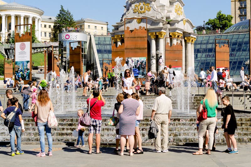 Киев, Украина, май 2018 - люди идут на выходной день в Киеве на m стоковые фото Киев, Украина, май 2018 - люди идут на выходной день в Киеве на m стоковые фото