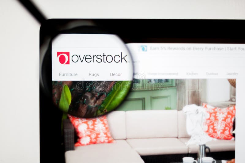 Киев, Украина - 6-ое апреля 2019: Вебсайт Overstock com Overstock американский розничный торговец интернета товаров для дома стоковое изображение rf Киев, Украина - 6-ое апреля 2019: Вебсайт Overstock com Overstock американский розничный торговец интернета товаров для дома стоковое изображение rf
