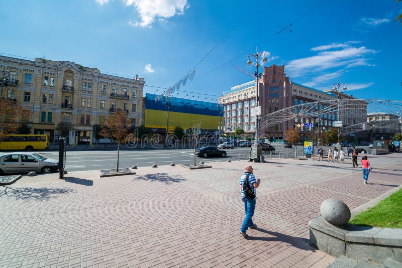 Киев, Украина - 30-ое июля 2016: Улица Khreshatyk на выходных в Киеве Люди идя через улицу стоковое изображение rf Киев, Украина - 30-ое июля 2016: Улица Khreshatyk на выходных в Киеве Люди идя через улицу стоковое изображение rf