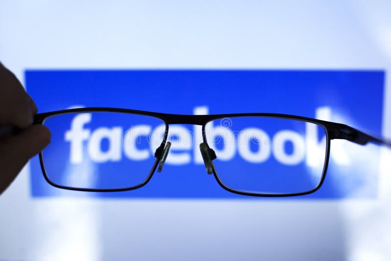 Киев Украина 04 26 2019: социальное facebook сети через прозрачные стекла ediitorial стоковое фото rf Киев Украина 04 26 2019: социальное facebook сети через прозрачные стекла ediitorial стоковое фото rf