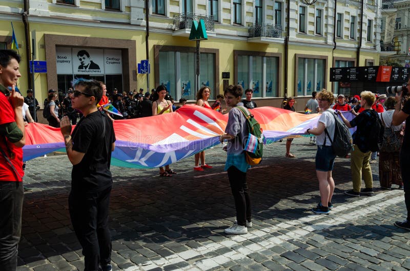 Киев, Украина - 23-ье июня 2019 Март равности LGBT KyivPride -го марш E Люди развертывали огромный флаг радуги стоковая фотография Киев, Украина - 23-ье июня 2019 Март равности LGBT KyivPride -го марш E Люди развертывали огромный флаг радуги стоковая фотография