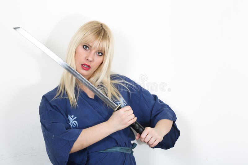 Кимоно кавказской женщины нося и katana держать стоковые фото