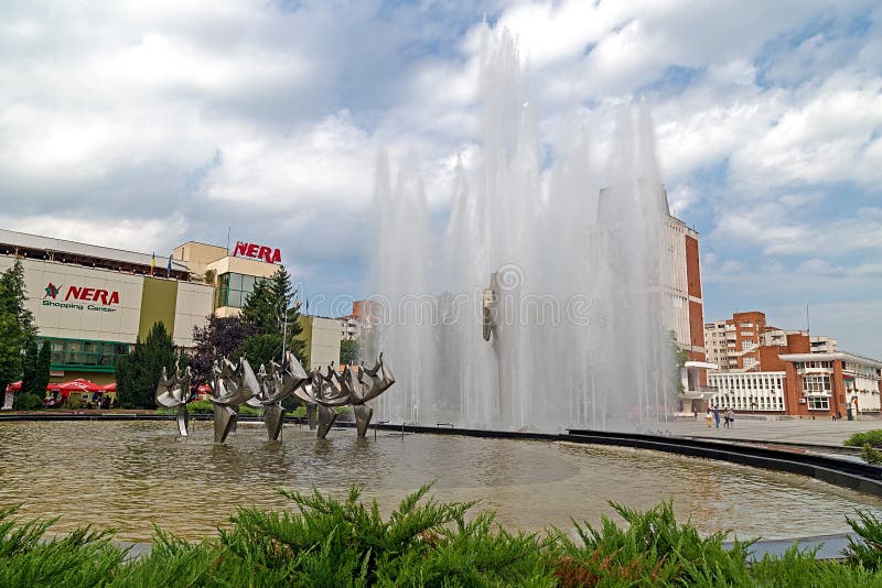 Кинетический фонтан расположенный в центральной площади Resita, Romani стоковые изображения Кинетический фонтан расположенный в центральной площади Resita, Romani стоковые изображения