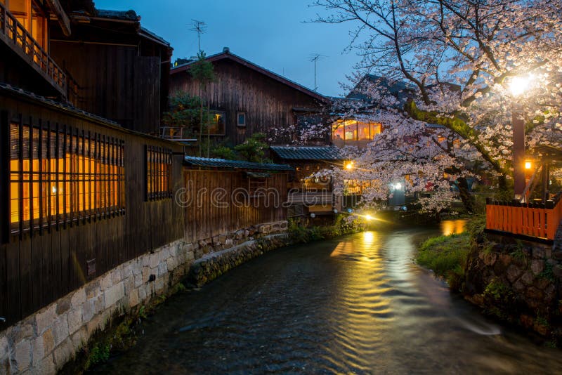 Киото, Япония на реке Shirakawa в районе Gion во время стоковые фотографии rf
