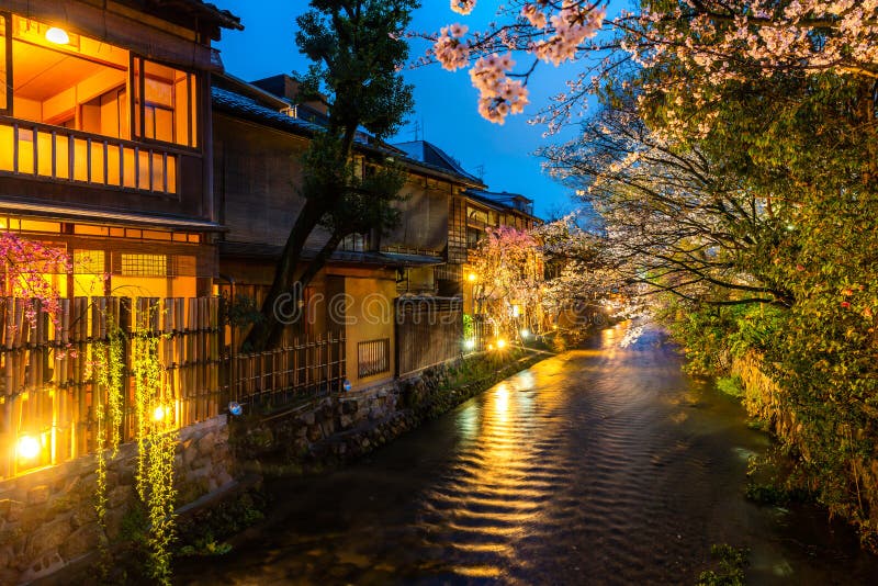 Киото, Япония на реке Shirakawa в районе Gion во время весны Сезон blosson вишни в Киото, Японии стоковые фото