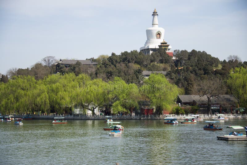 Китай Азия, Пекин, парк Beihai, королевский сад, старая архитектура, шлюпка воды стоковые изображения rf Китай Азия, Пекин, парк Beihai, королевский сад, старая архитектура, шлюпка воды стоковые изображения rf
