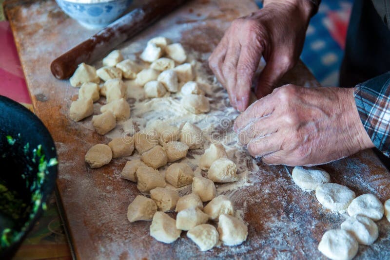 китайские вареники традиционные Варить домодельные вареники с мясом стоковые изображения rf китайские вареники традиционные Варить домодельные вареники с мясом стоковые изображения rf