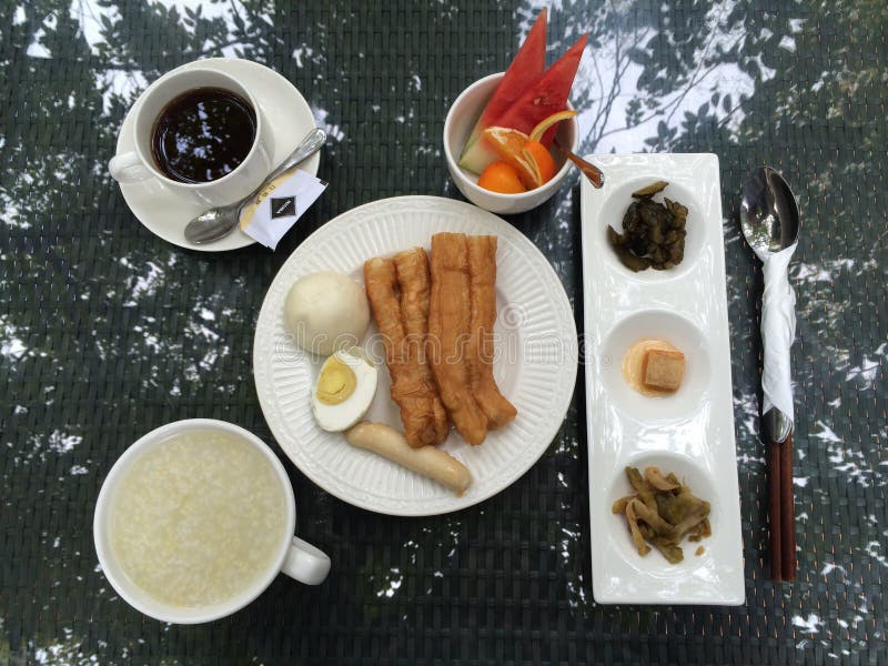 Китайский завтрак на таблице в саде гостиницы в городе Xiamen, Китае стоковые изображения rf Китайский завтрак на таблице в саде гостиницы в городе Xiamen, Китае стоковые изображения rf