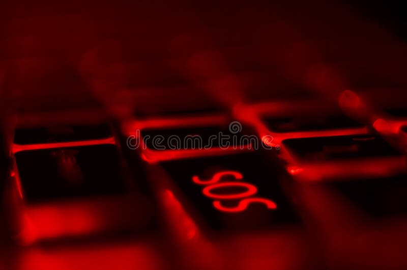 Клавиатура ноутбука sos кнопки с красным цветом освещает контржурным светом Крупный план кнопок стоковое изображение Клавиатура ноутбука sos кнопки с красным цветом освещает контржурным светом Крупный план кнопок стоковое изображение