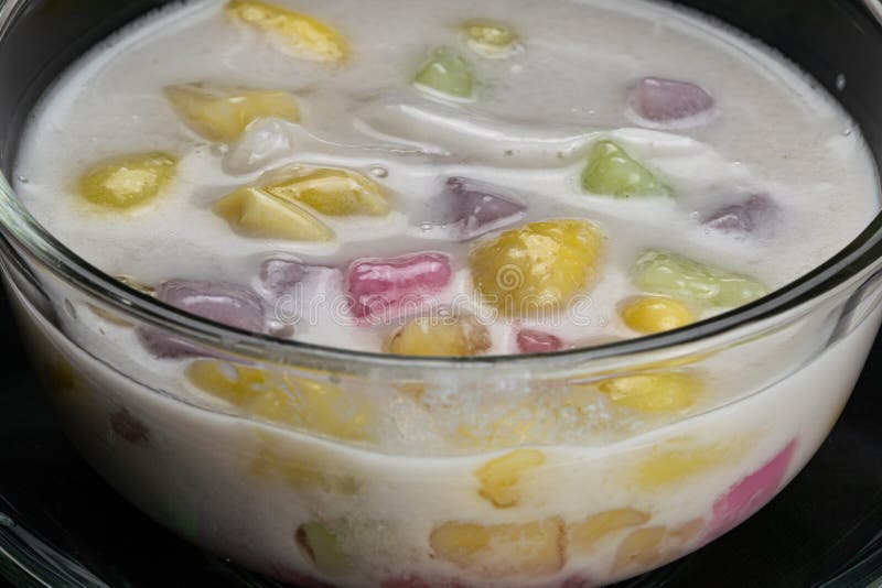 клейкие рисовые мячи - фрукты и кокосовое мясо в сладком кокосовом молоке стоковые изображения rf