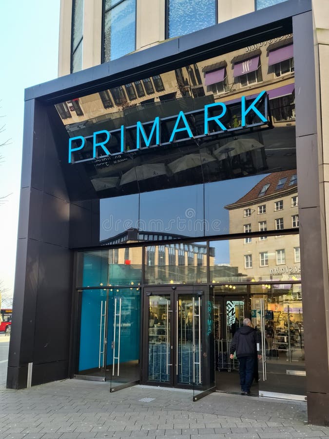 Клиент, заходивший в магазин одежды Primark в Киле (Германия) стоковое изображение rf