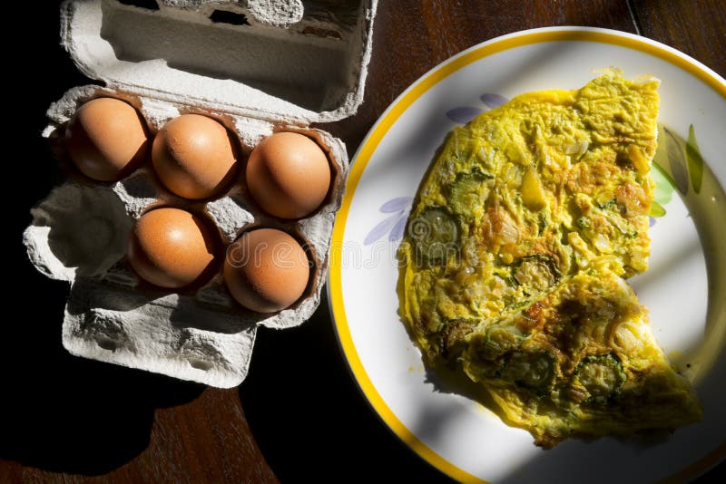 Клин frittata сделанные с свежими яичками стоковая фотография Клин frittata сделанные с свежими яичками стоковая фотография
