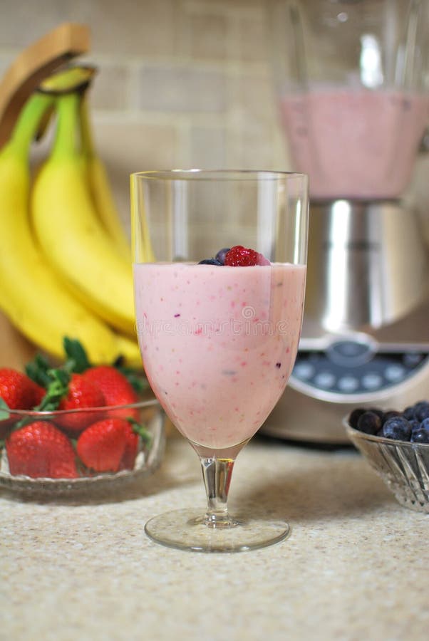 клубника smoothie банана стоковое фото клубника smoothie банана стоковое фото