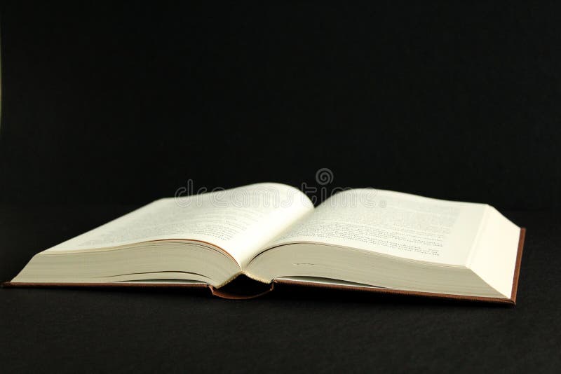 Книга года сбора винограда открытая, черная предпосылка, взгляд со стороны, черная предпосылка стоковое фото rf Книга года сбора винограда открытая, черная предпосылка, взгляд со стороны, черная предпосылка стоковое фото rf
