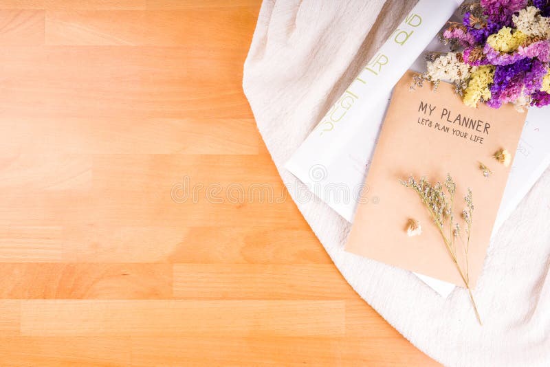 Книга планировщика на рабочем столе с flawers. стоковые фото
