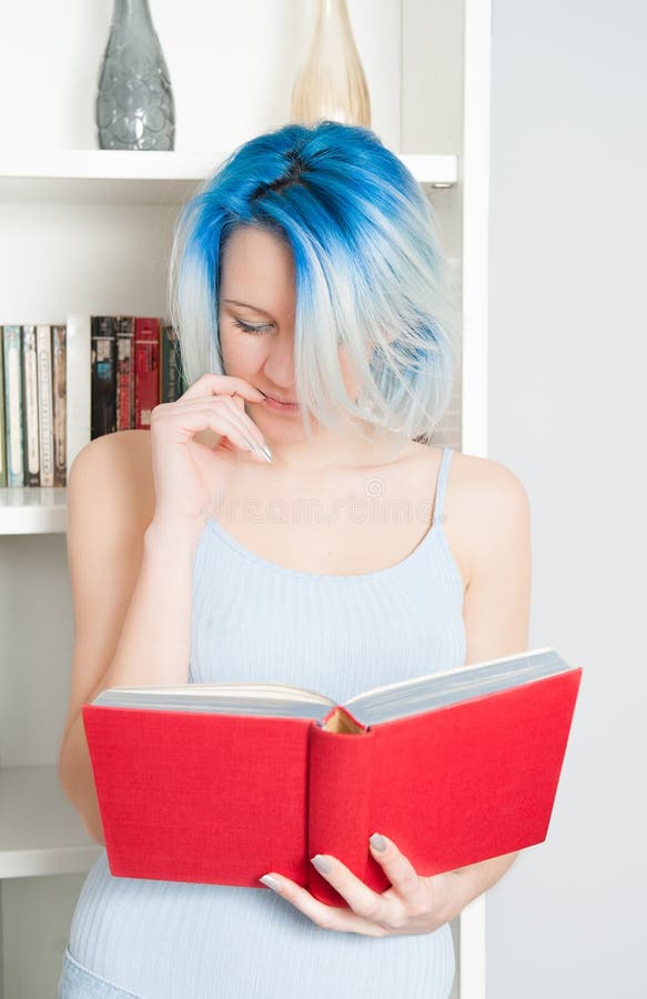 Книга чтения детенышей довольно женская предназначенная для подростков дома стоковое изображение rf