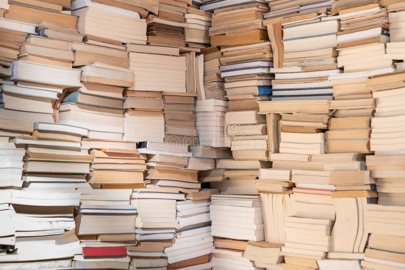Книги на деревянных полках закрываются Библиотека старых файлов Справочная информация о полке библиотечной книги Книги различной стоковое изображение Книги на деревянных полках закрываются Библиотека старых файлов Справочная информация о полке библиотечной книги Книги различной стоковое изображение