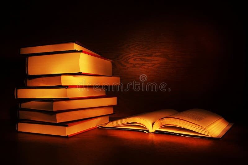 книги освещают покрашено книги освещают покрашено