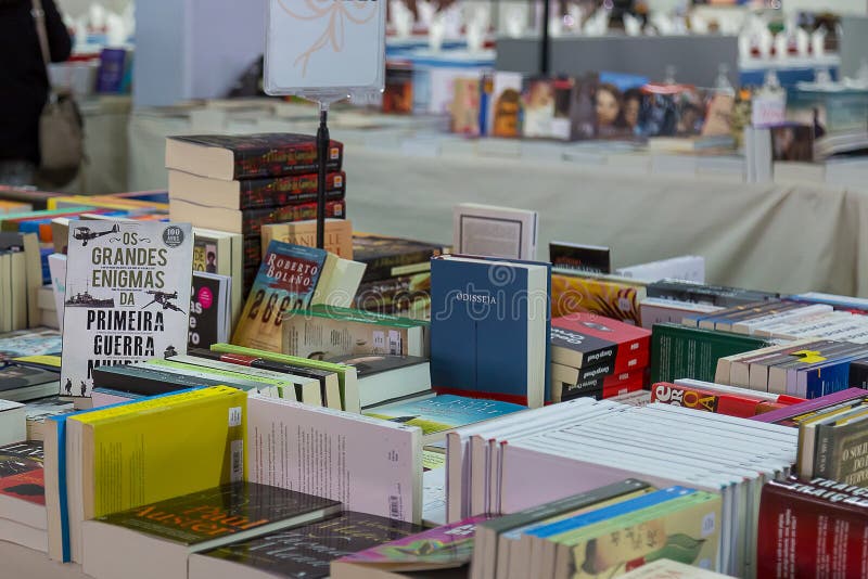 Книжная ярмарка в португальском блошином рынке стоковое фото rf Книжная ярмарка в португальском блошином рынке стоковое фото rf