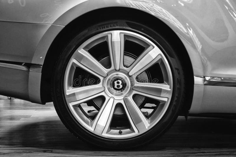 Колеса и компоненты системы торможения автомобиля с откидным верхом Bentley нового континентального GT V8 полноразмерного роскошн стоковые изображения Колеса и компоненты системы торможения автомобиля с откидным верхом Bentley нового континентального GT V8 полноразмерного роскошн стоковые изображения