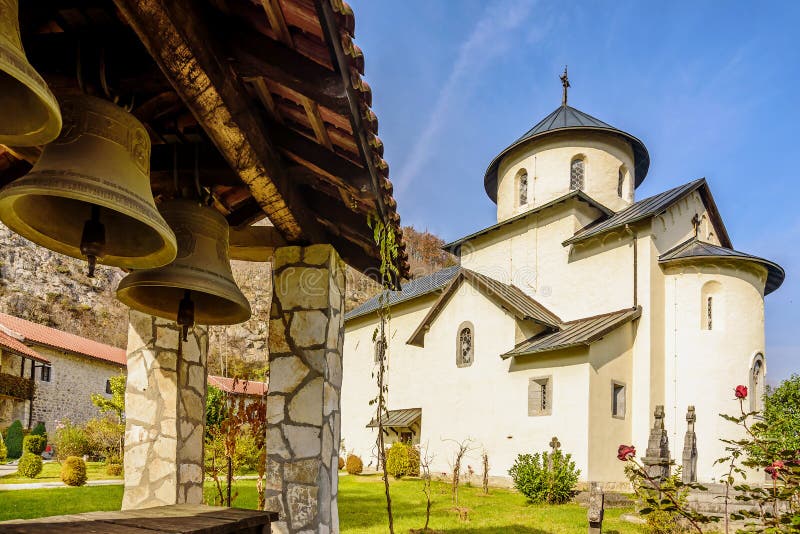 Колоколы сербским правоверным монастырем Moraca, Kolasin, Monteneg стоковые изображения Колоколы сербским правоверным монастырем Moraca, Kolasin, Monteneg стоковые изображения