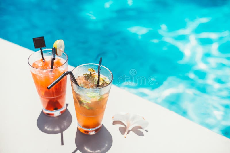 Коктеили Poolside симметричные служили холод на баре бассейна с лимонадом mojito и джина с тоником стоковые изображения Коктеили Poolside симметричные служили холод на баре бассейна с лимонадом mojito и джина с тоником стоковые изображения