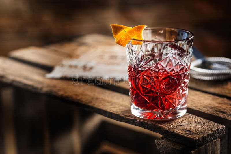 Коктеиль Negroni на старой деревянной доске Питье с джином, Кампари стоковые фотографии rf Коктеиль Negroni на старой деревянной доске Питье с джином, Кампари стоковые фотографии rf