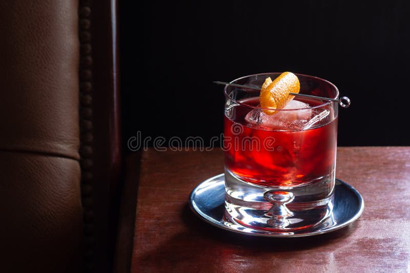 Коктейль Negroni с льдом и оранжевый извив в Адвокатуре стоковые фотографии rf Коктейль Negroni с льдом и оранжевый извив в Адвокатуре стоковые фотографии rf