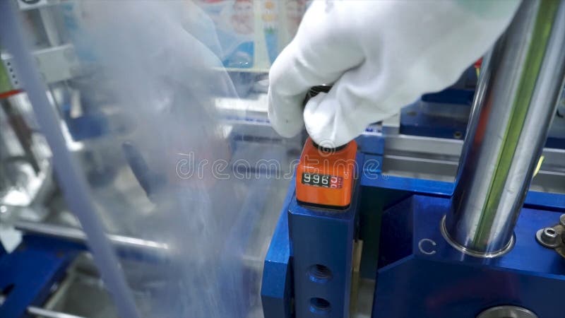 Колесо промышленного заводской рабочий поворачивая клапана зажим Кран поворотов руки на фабрике стоковые изображения rf Колесо промышленного заводской рабочий поворачивая клапана зажим Кран поворотов руки на фабрике стоковые изображения rf