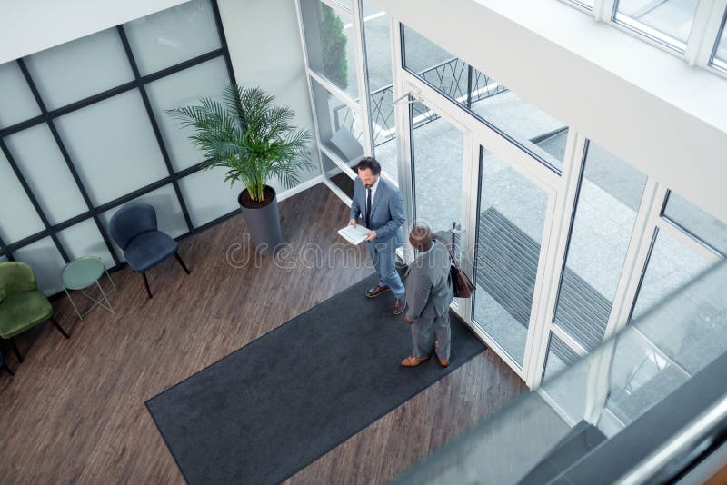 Коллега говоря с бизнесменами и идя к встрече стоковые фото