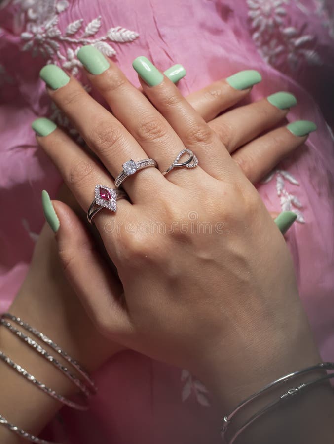 Кольцо женщины нося и украшения bangle стоковые фотографии rf Кольцо женщины нося и украшения bangle стоковые фотографии rf