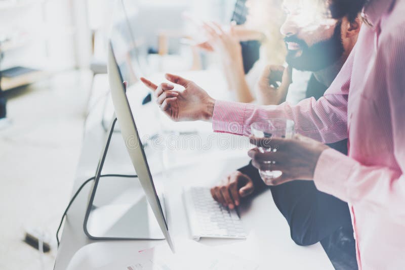 Команда Coworking Проект Startup процесса работы менеджеров новый Бизнес-леди фото молодая показывая документ представления стоковая фотография Команда Coworking Проект Startup процесса работы менеджеров новый Бизнес-леди фото молодая показывая документ представления стоковая фотография