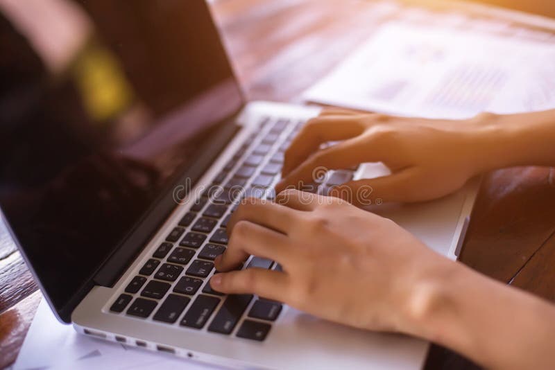 Команда дела работая на ноутбуке, пока сидящ на офисе Бизнесмены стоковые изображения Команда дела работая на ноутбуке, пока сидящ на офисе Бизнесмены стоковые изображения