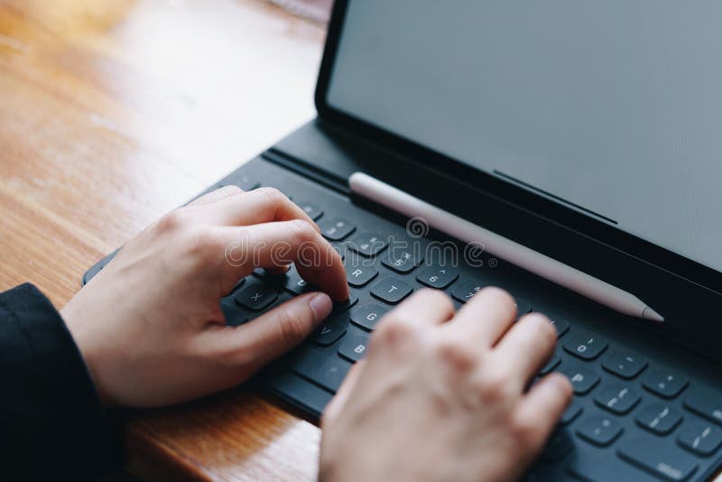 Коммерсантка работая с клавиатурой планшета портативной на офисе r стоковое изображение rf Коммерсантка работая с клавиатурой планшета портативной на офисе r стоковое изображение rf