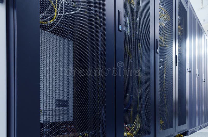 Комната datacenter интернета сервера со строками современных мейнфреймов Переключатели и кабель в панелях сети Управление сервера стоковое фото